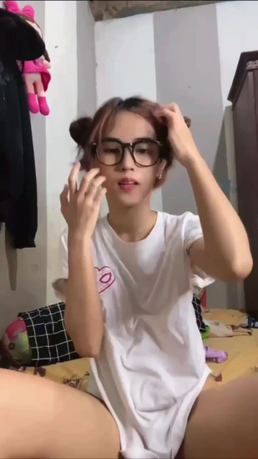 bé nữ sinh loòn không lông vú bự lên cơn nứng